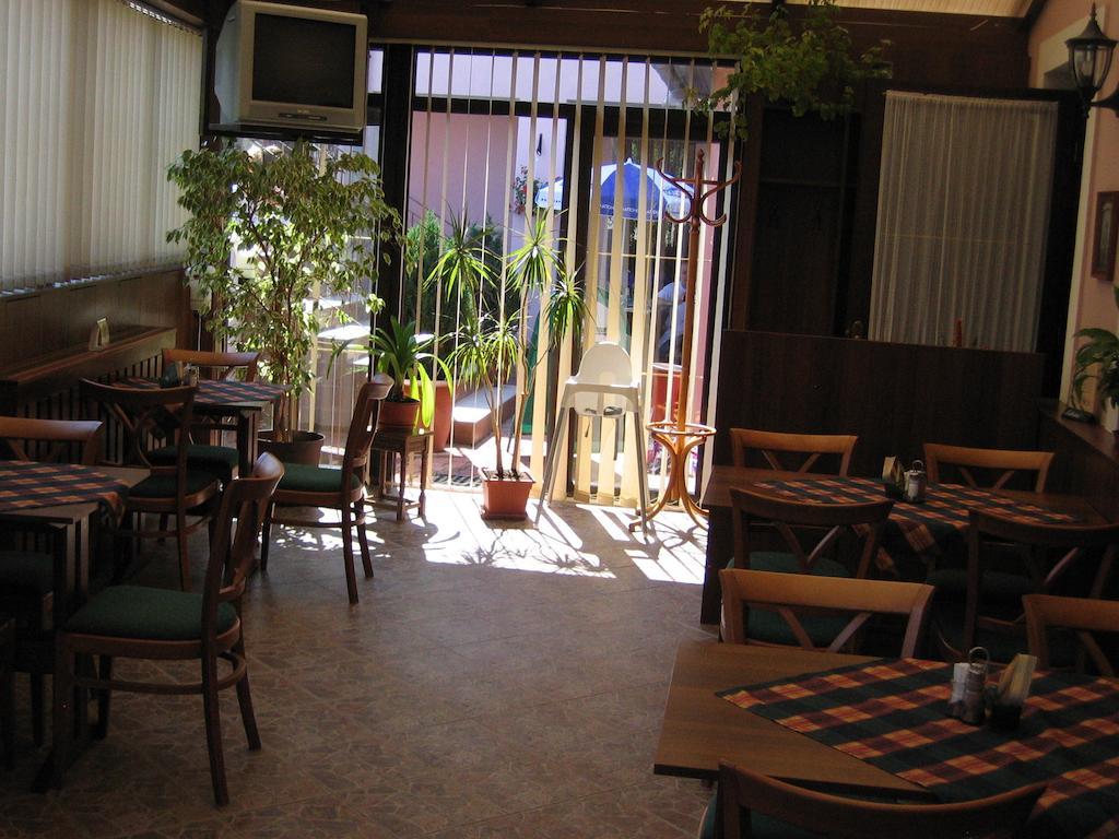 乌伊希霍酒店 洪波莱茨 外观 照片